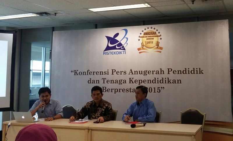 dr-andri-d-nugrahaawarded-as-outstanding-lecturer-in-lecturer-education-personnel-award-2015