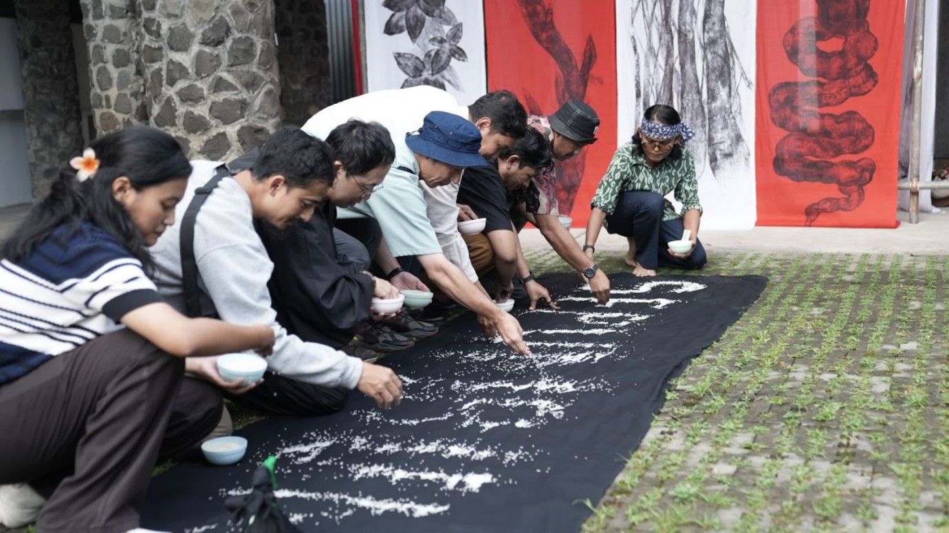 through-the-cairr-program-and-re-aksi-exhibition-fsrd-itb-presents-the-creative-process-of-international-artists-to-students