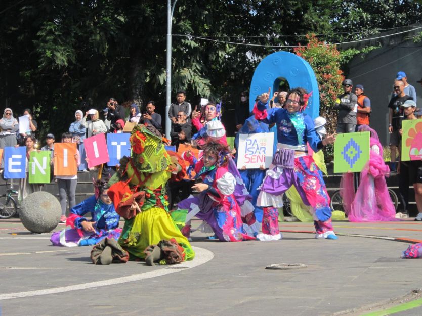 tapak-meriah-warnai-jalan-dago-tandai-kebangkitan-pasar-seni-itb-di-tahun-2025