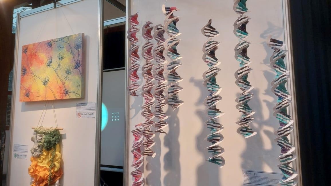 mengubah-pandangan-tentang-mikroba-lewat-microbial-art-exhibition-imd-2025