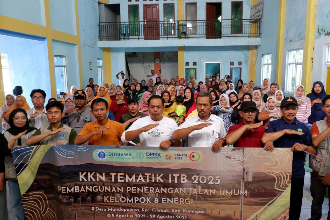 kkn-itb-2025-lampu-tenaga-surya-terangi-empat-dusun-di-desa-mandapajaya-kabupaten-kuningan