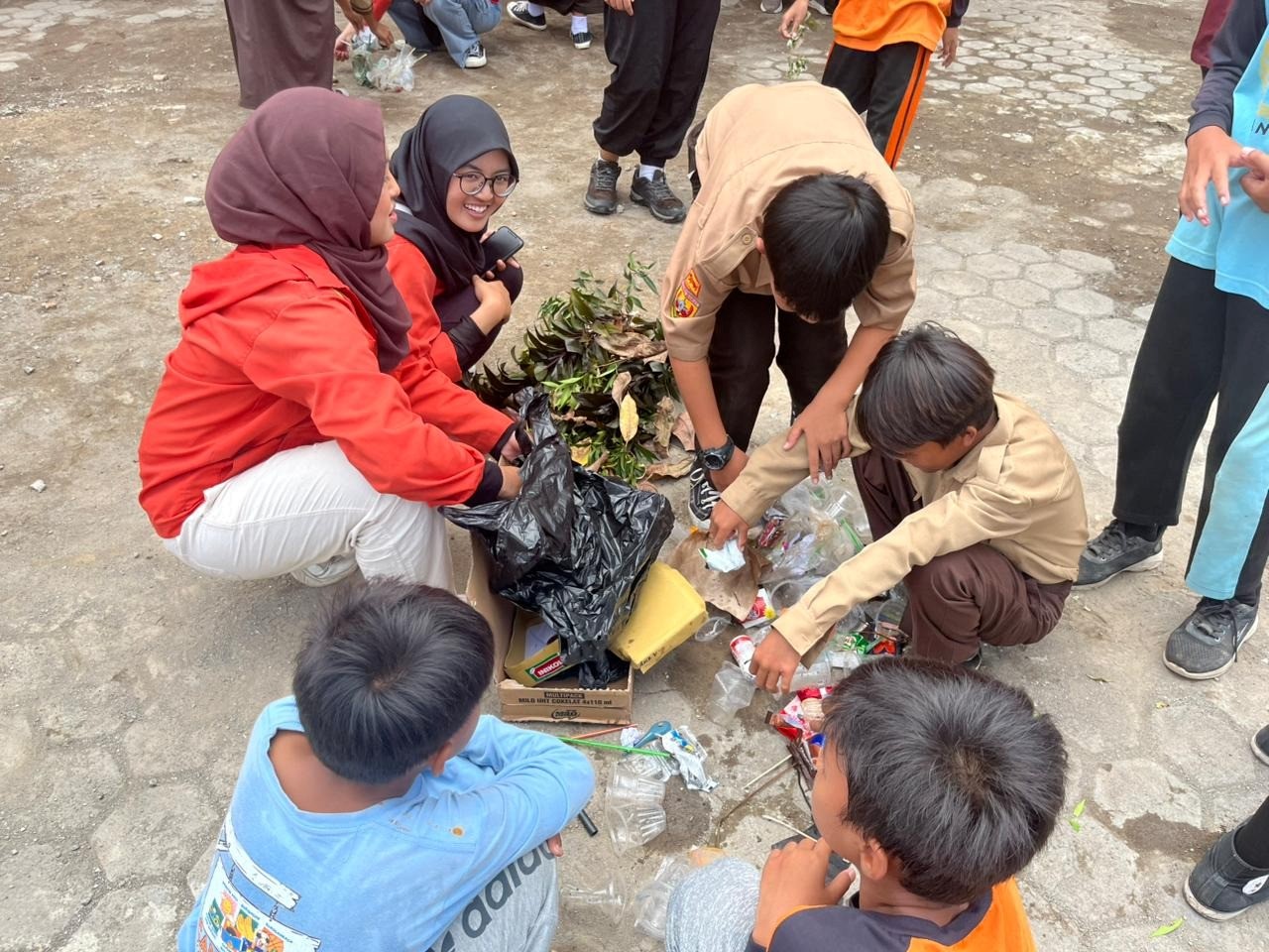 two-itb-student-organizations-collaborate-to-introduce-sdn-cangkol-students-to-waste-management-and-tidal-flooding-through-interactive-learning