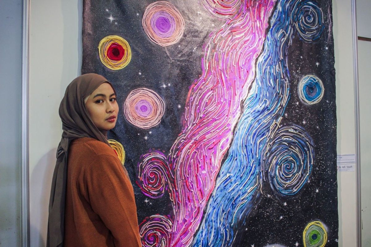 cosmos-within-di-antara-warna-benang-dan-kehidupan-tak-kasat-mata-karya-malika-fatima-lawe