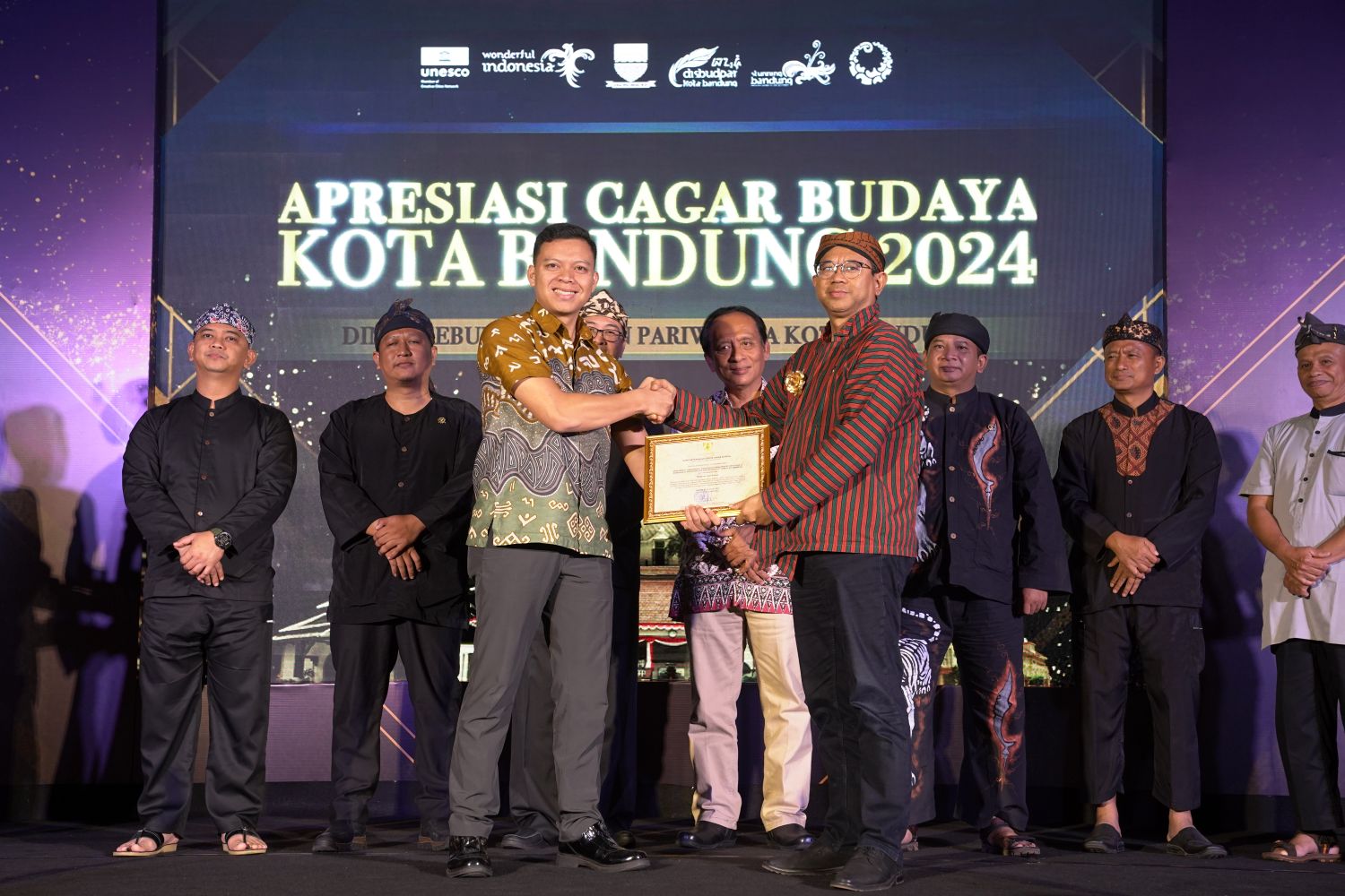 lestarikan-aula-barat-dan-aula-timur-itb-terima-apresiasi-cagar-budaya-kota-bandung-2024