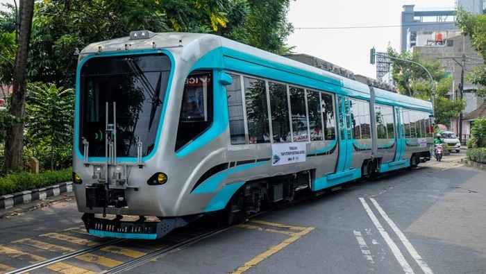 itb-and-pt-inka-realize-smart-and-environmentally-friendly-transportation-battery-powered-autonomous-tram-tested-in-solo