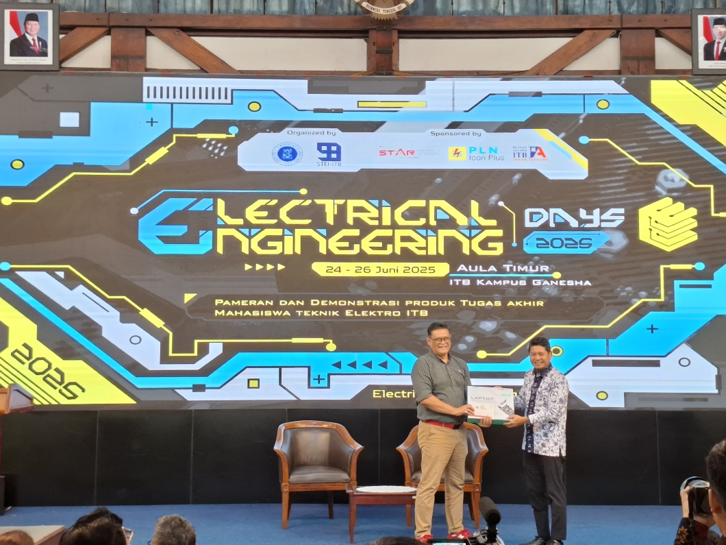 itb-serahkan-laptop-dengan-komponen-buatan-indonesia-kepada-kementerian-perindustrian-pada-ee-days-2025