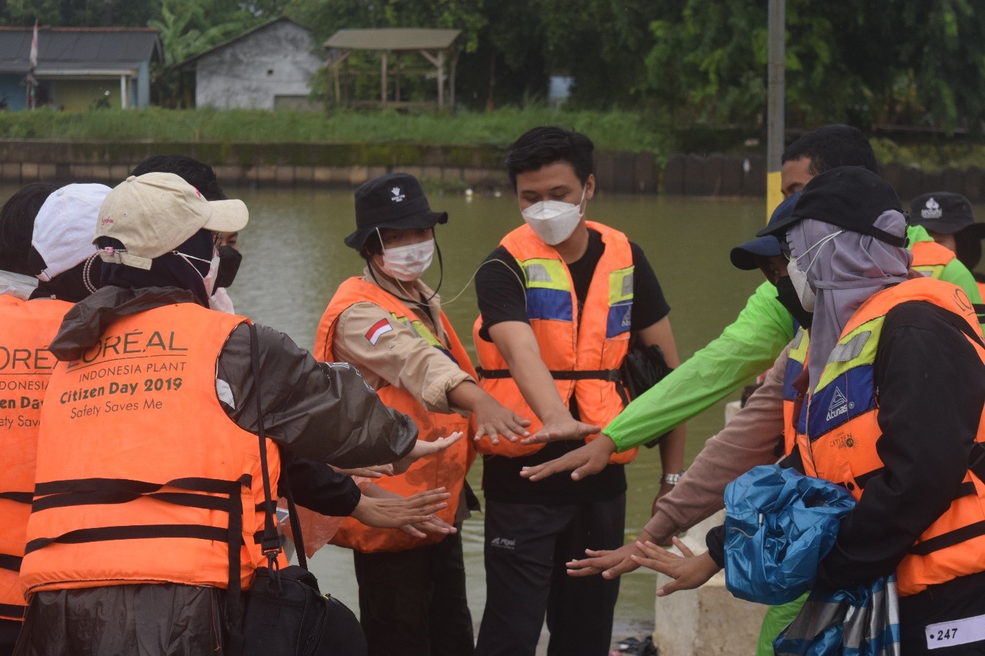cegah-abrasi-tutor-asrama-itb-tanam-432-pohon-bakau-di-bekasi