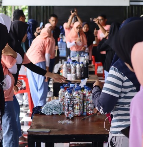 pengabdian-masyarakat-mahasiswa-itb-kenalkan-pembuatan-kursi-dari-ecobrick