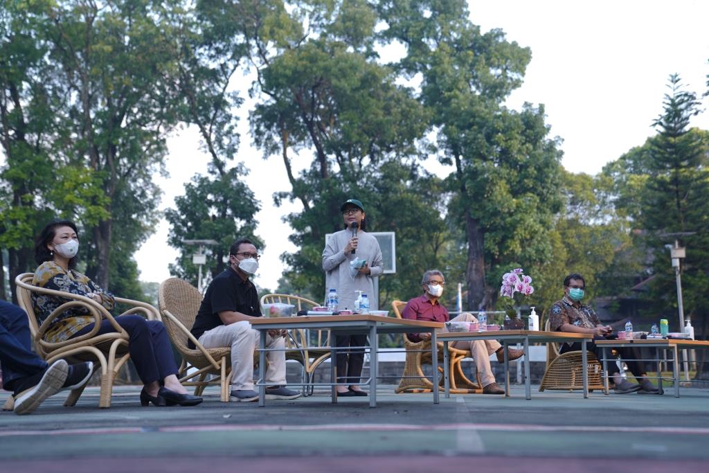 bangun-atmosfer-akademik-itb-talks-diselenggarakan-secara-luring-di-kampus