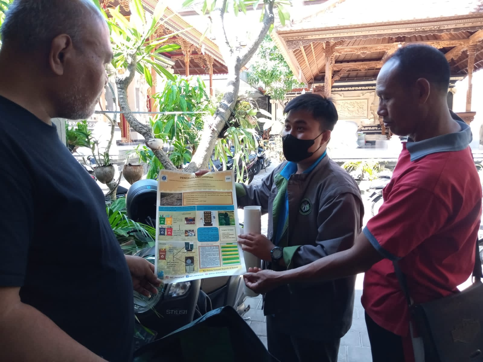 itbs-fcs-team-educates-on-organic-waste-management-with-composter-bag-in-kertagraha-hamlet-bali