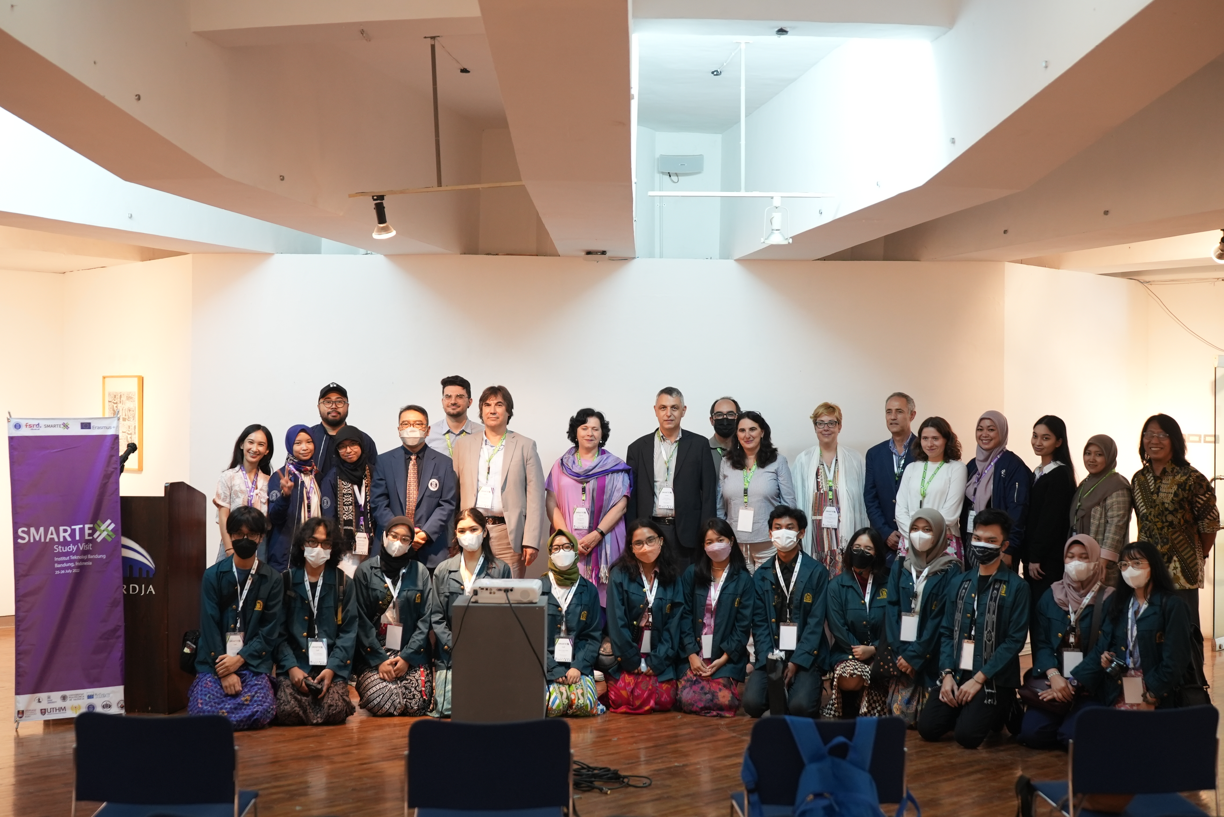 increasing-the-competitiveness-of-graduates-fad-itb-joined-the-smartex-program