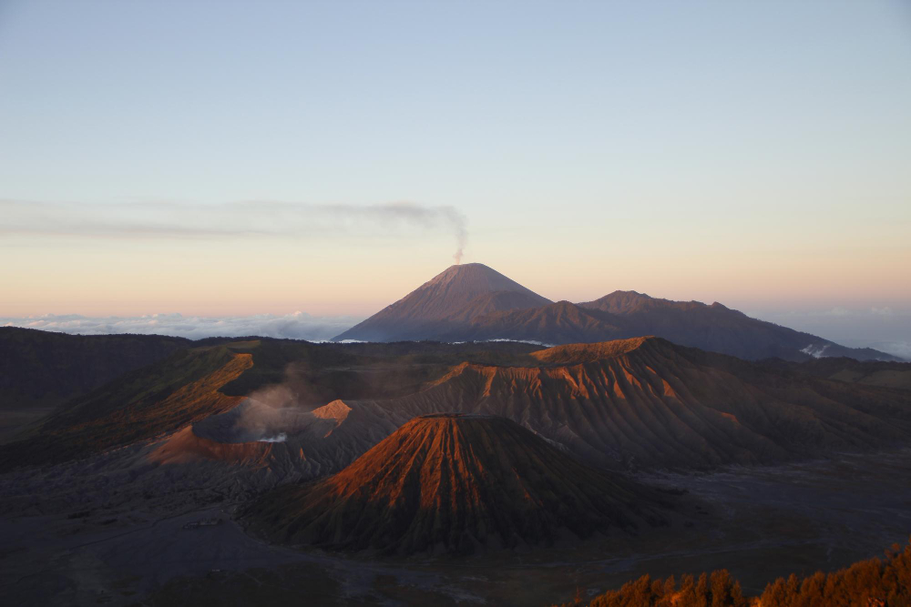 menilik-kembali-perjalanan-eksplorasi-dan-penelitian-gunung-berapi-di-indonesia-sejak-tahun-1800-an