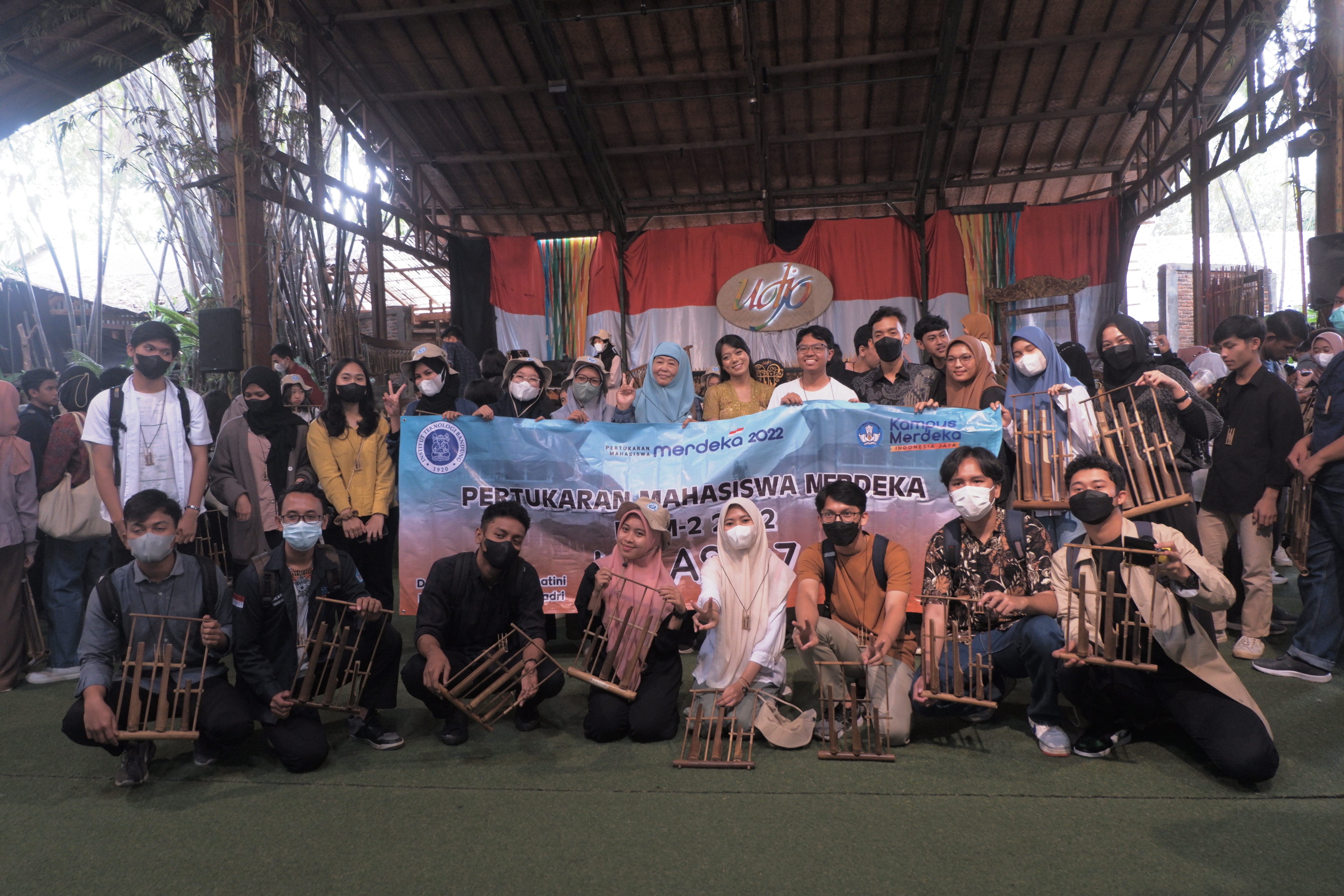 pengenalan-budaya-pertukaran-mahasiswa-merdeka-itb-kunjungi-saung-angklung-udjo