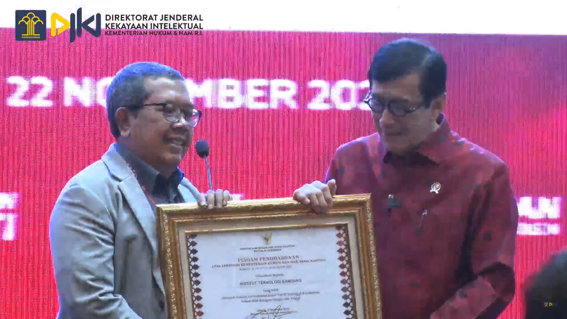 itb-menerima-penghargaan-top-10-perguruan-tinggi-permohonan-paten-terbanyak-tahun-2022