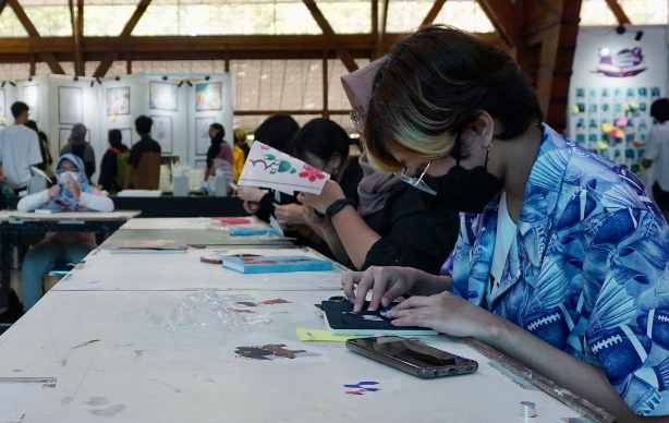 lokakarya-naloka-from-pieces-to-blisses-workshop-kolase-di-atas-notebook-yang-kreatif-dan-inspiratif