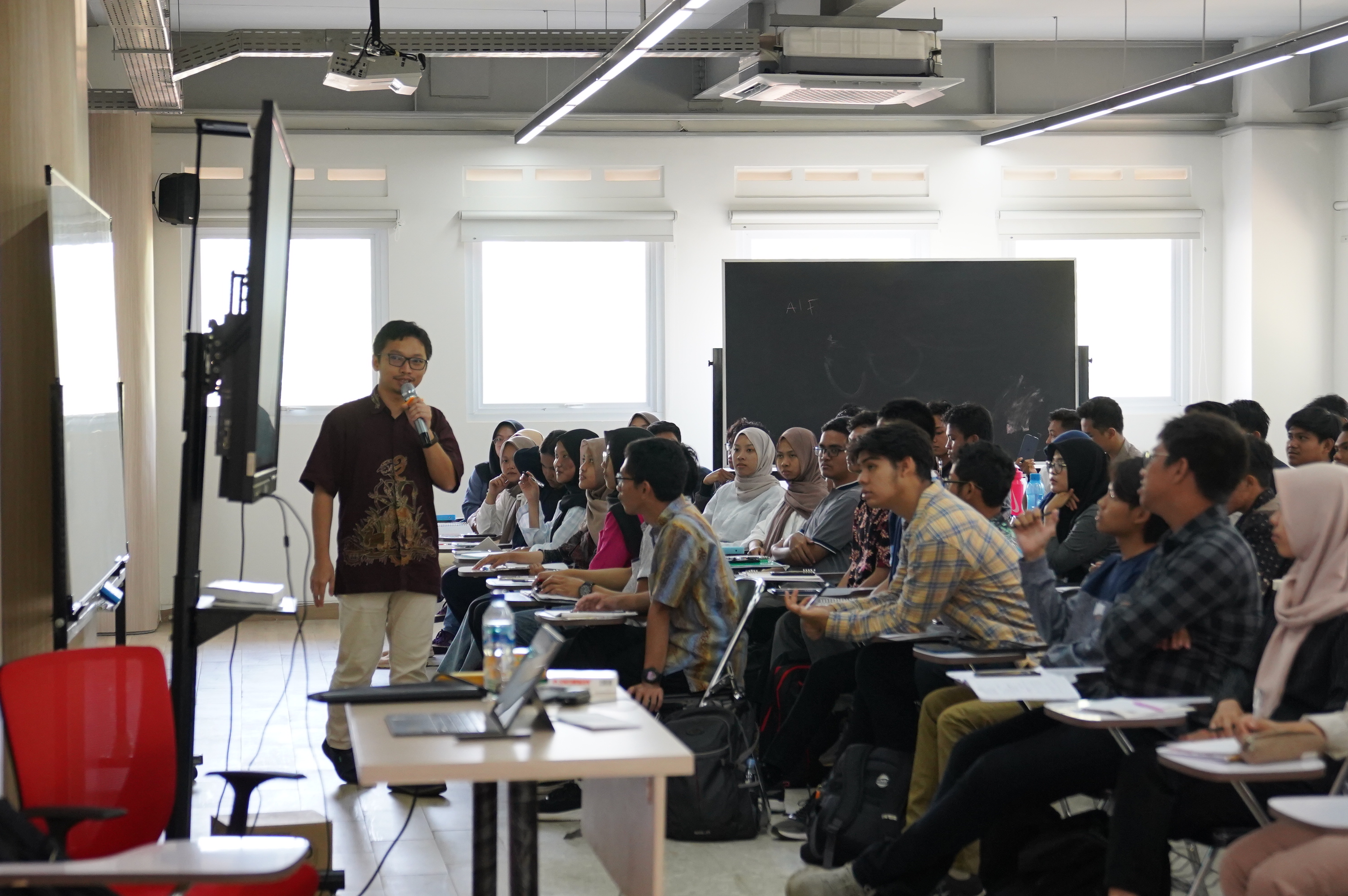 the-first-week-of-tpb-itb-on-the-academic-year-20232024-successfully-conducted-in-a-conducive-manner