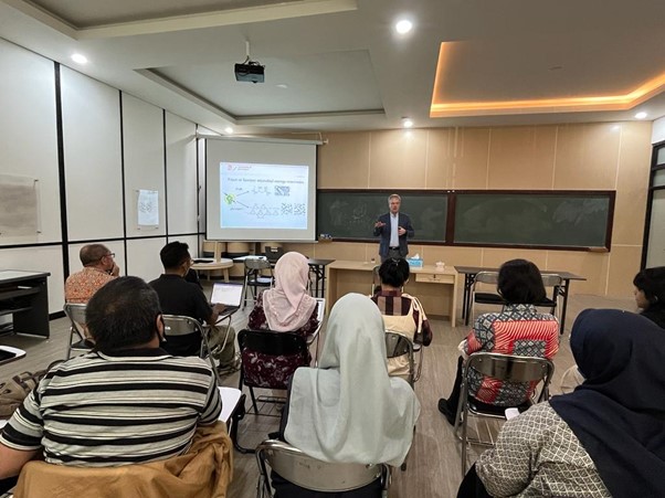 fmipa-itb-gelar-kuliah-tamu-hadirkan-prof-dr-marc-j-e-c-van-der-maarel-dari-university-of-groningen-belanda