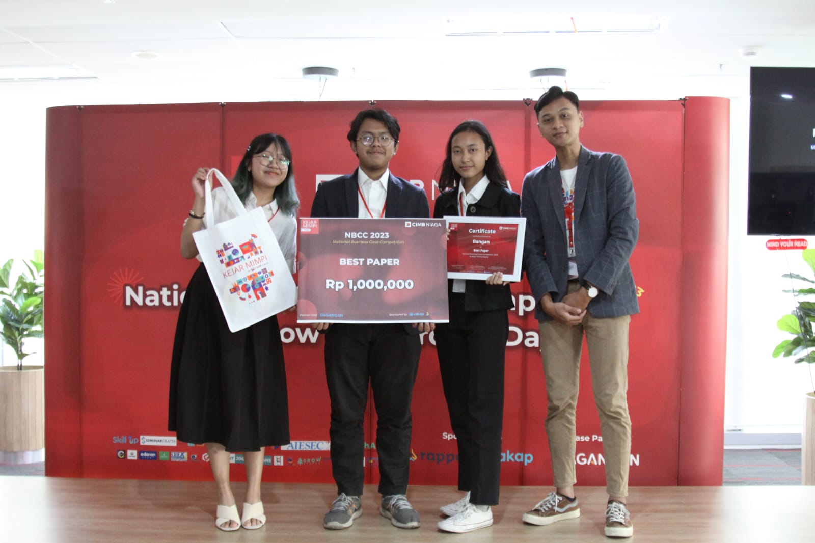 inovasi-bisnis-mahasiswa-itb-dagangkerakyat-raih-penghargaan-juara-2-dan-best-paper-di-nbcc-2023