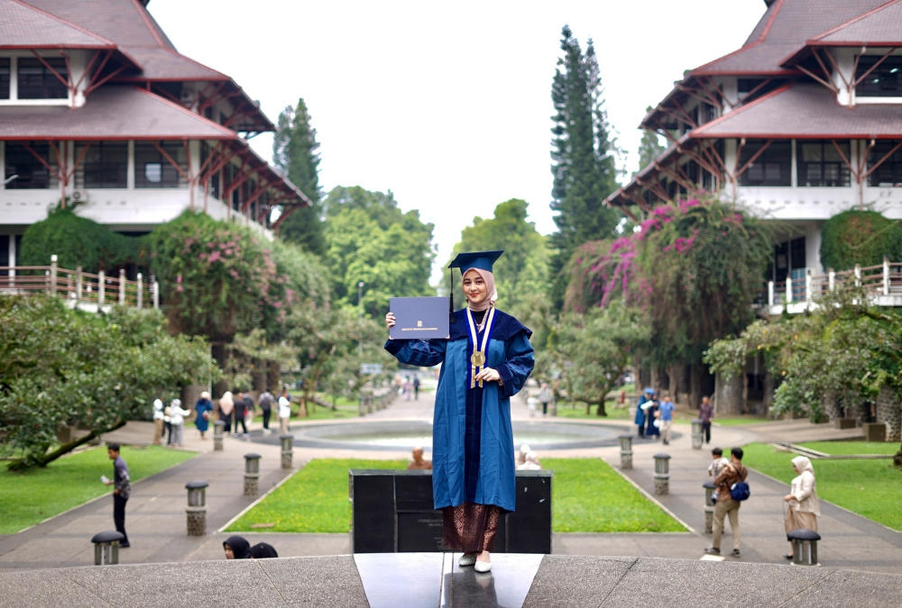lulus-di-usia-24-tahun-maya-nabila-menjadi-wisudawan-termuda-program-doktor-itb