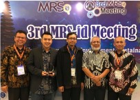 two-itb-scientists-receive-mrs-id-award-on-international-materials-researchers-meeting-in-bali