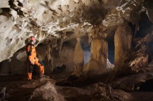 dr-pindi-setiawan-berbagi-cerita-penemuan-lukisan-dinding-tertua-di-karst-sangkulirang