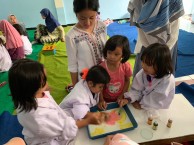 melukis-di-atas-susu-amisca-itb-kenalkan-aplikasi-ilmu-kimia-kepada-anak